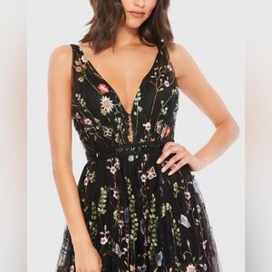 MAC DUGGAL
Floral Embroidered Sleeveless A Line Gown NWT 70132